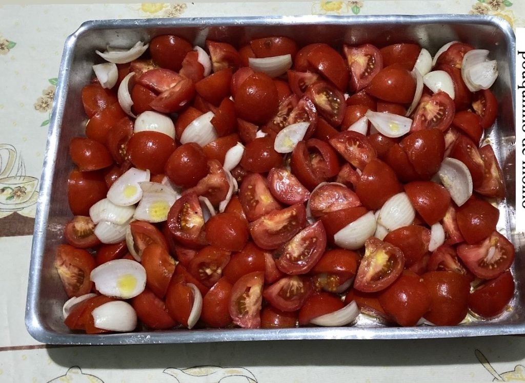 Preparando molho de tomate caseiro assado
