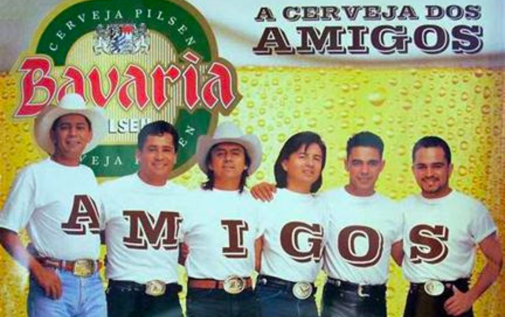 Imagem da ilustre propaganda da Cerveja dos Amigos, estrelada por grandes duplas do sertanejo