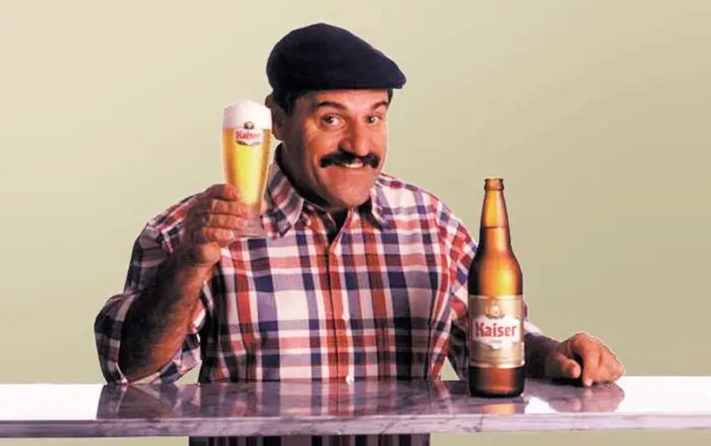 Imagem do "baixinho da Kaiser" em propaganda para a marca de cerveja