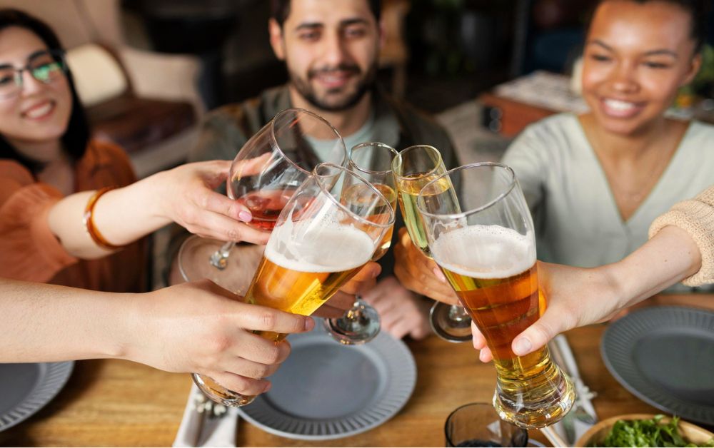 Grupo de amigos bebendo cerveja em um restaurante