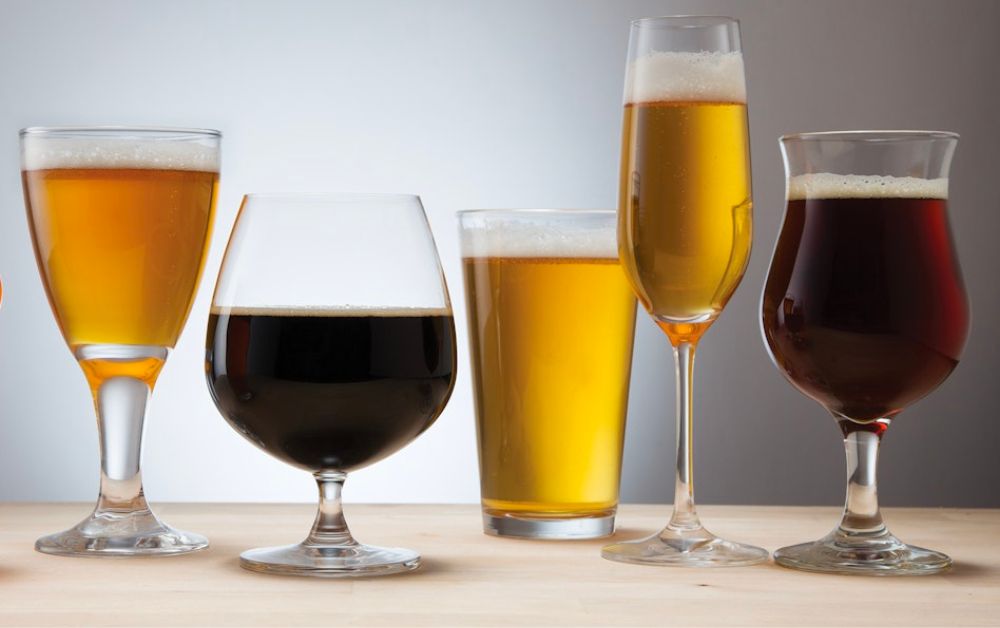 Diversos tipos de cerveja em uma mesa