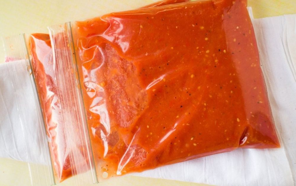 Molho de tomate armazenado em sacos estilo ziploc
