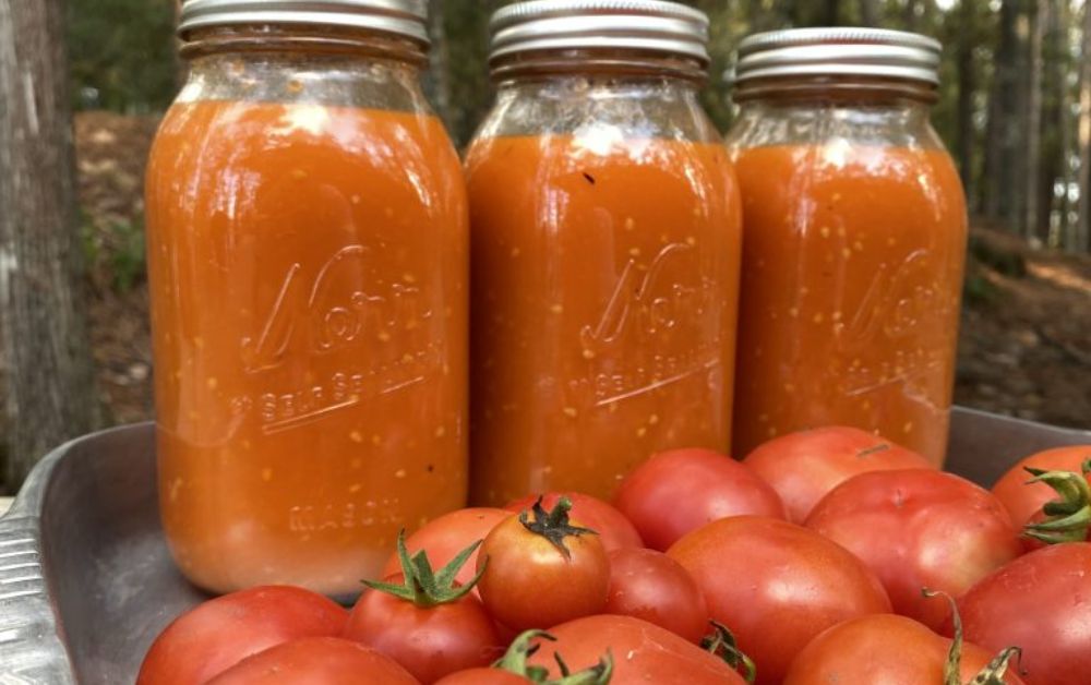 garrafas com molho de tomate caseiro